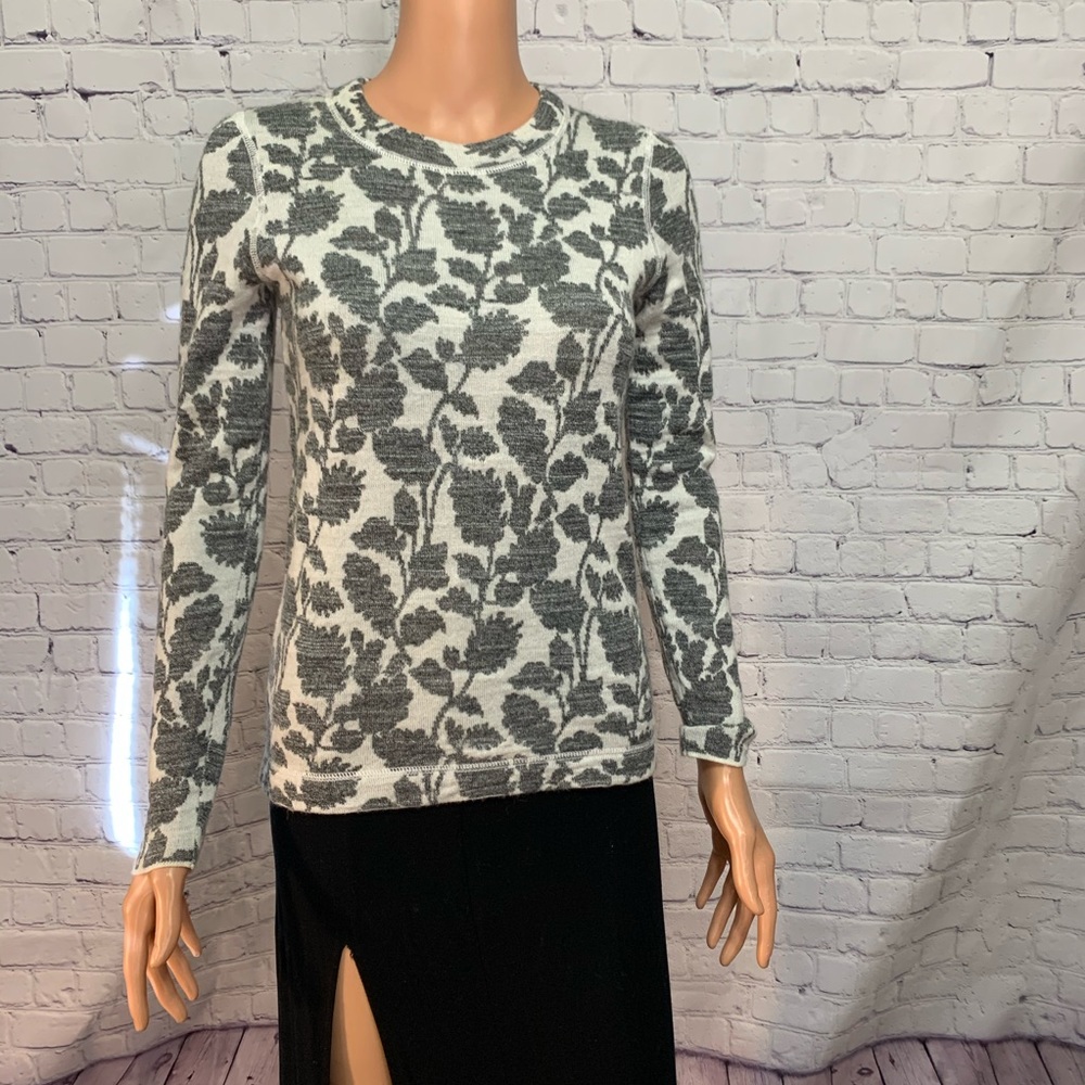 LOFT long sleeve boho patterned soft sweater floral size xs gray and white
